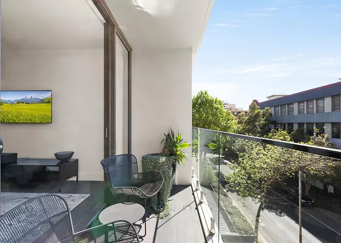 Modern 1-Bed With Balcony In Bustling Surry Hills